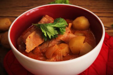 Tayland restoranında, Tayland sokak yemeklerinde ve popüler Tayland yemeklerinde biftek ve fıstık servis edilir..