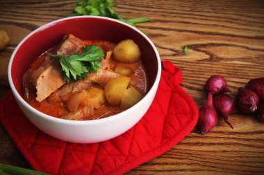 Tayland restoranında, Tayland sokak yemeklerinde ve popüler Tayland yemeklerinde biftek ve fıstık servis edilir..