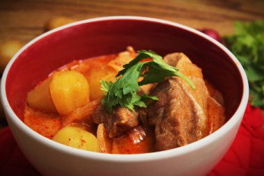 Tayland restoranında, Tayland sokak yemeklerinde ve popüler Tayland yemeklerinde biftek ve fıstık servis edilir..