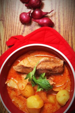 Tayland restoranında, Tayland sokak yemeklerinde ve popüler Tayland yemeklerinde biftek ve fıstık servis edilir..