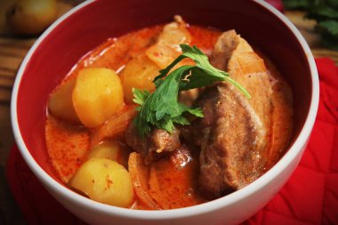 Tayland restoranında, Tayland sokak yemeklerinde ve popüler Tayland yemeklerinde biftek ve fıstık servis edilir..