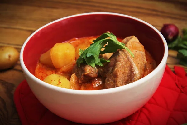 Tayland restoranında, Tayland sokak yemeklerinde ve popüler Tayland yemeklerinde biftek ve fıstık servis edilir..