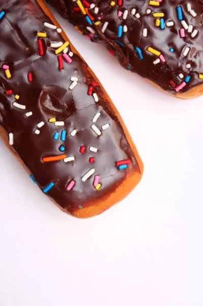 Chocolade Donut Bar Bekroond Met Veelkleurige Suikervlokken Gelegd Een Witte — Stockfoto