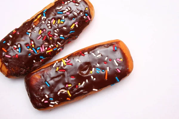 Chocolade Donut Bar Bekroond Met Veelkleurige Suikervlokken Gelegd Een Witte — Stockfoto