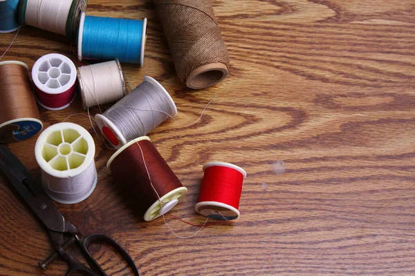 Fios Multicoloridos Tesouras Velhas Espalhadas Uma Mesa Madeira Tesoura Retro — Fotografia de Stock