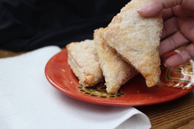 Elmalı turta, elmalı turta, portakallı bir tabakta servis edilen elmalı turta. Apple Amerika 'da popüler bir yemektir..