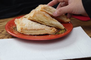 Elmalı turta, elmalı turta, portakallı bir tabakta servis edilen elmalı turta. Apple Amerika 'da popüler bir yemektir..