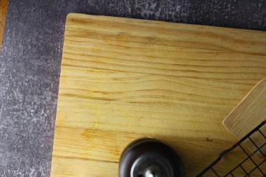 İki yeni yapılmış tost masada servis edilmeye hazır, yukarıda resmedilmiş..