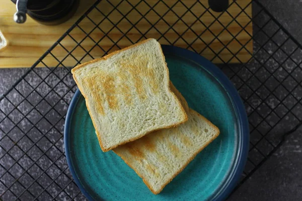 Zwei Frisch Zubereitete Toastbrot Stehen Bereit Auf Dem Tisch Serviert — Stockfoto