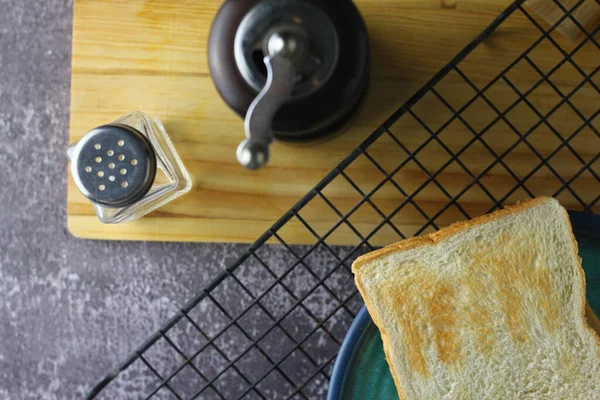 Dwa Świeżo Wykonane Toasty Gotowe Serwowania Stole Zdjęciu Powyżej — Zdjęcie stockowe