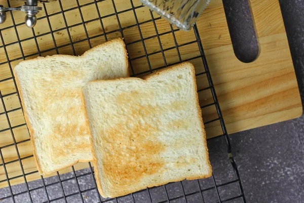 Dwa Świeżo Wykonane Toasty Gotowe Serwowania Stole Zdjęciu Powyżej — Zdjęcie stockowe