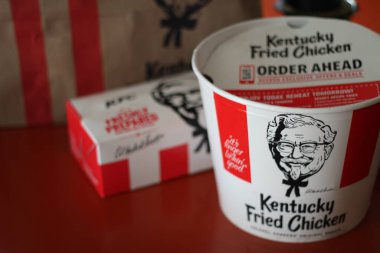 WASHINGTON, ABD - 11 Haziran 2022 KFC Global Fried Chicken Set, Kentucky Fried Chicken, Bucket Meal, Large Takeaway Chicken Set with Paper Bag.