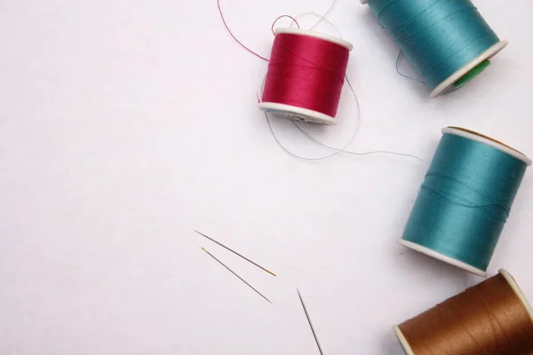 Multi Colored Threads Old Scissors Spread Out White Floor Retro — Φωτογραφία Αρχείου