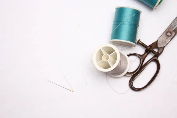 Multi Colored Threads Old Scissors Spread Out White Floor Retro — ストック写真