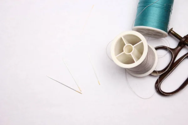 Multi Colored Threads Old Scissors Spread Out White Floor Retro — ストック写真