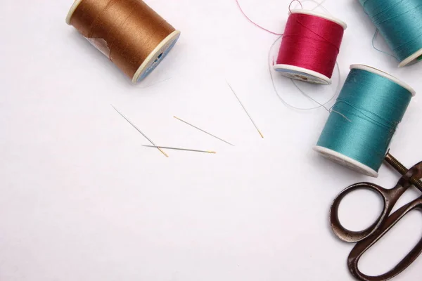 Multi Colored Threads Old Scissors Spread Out White Floor Retro — ストック写真