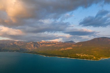 Bu manzara fotoğrafı Avrupa 'da, Fransa' da, Provence Alpes Cote dAzur 'da yaz mevsiminde çekilmiştir. Sainte-Croix gölünün üzerindeki günbatımının bulutlarını görebiliriz..
