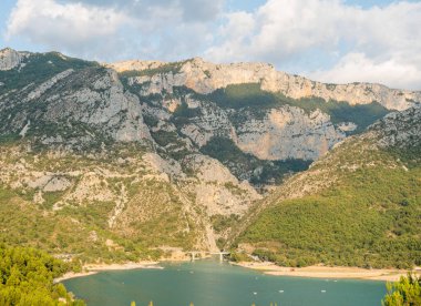 Bu manzara fotoğrafı Avrupa 'da, Fransa' da, Provence Alpes Cote dAzur 'da yaz mevsiminde çekilmiştir. Verdon Boğazı 'nı ve Sainte Croix Gölü' nü görebiliyoruz. Güneşin altında..