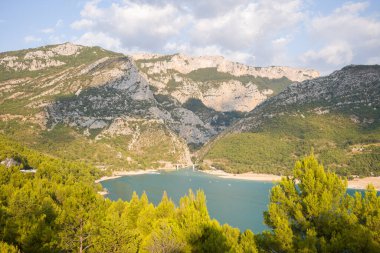 Bu manzara fotoğrafı Avrupa 'da, Fransa' da, Provence Alpes Cote dAzur 'da yaz mevsiminde çekilmiştir. Gorges du Verdon 'un panoramik manzarasını ve Sainte Croix Gölü' nü görüyoruz, güneşin altında..