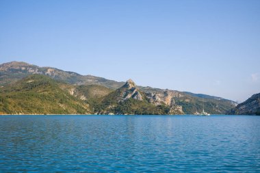 Bu manzara fotoğrafı Avrupa 'da, Fransa' da, Provence Alpes Cote dAzur 'da yaz mevsiminde çekilmiştir. Castillon Gölü 'nü yeşil kırsalda, güneşin altında görebiliriz..
