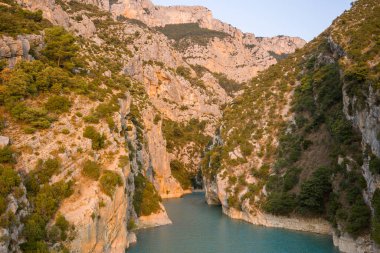 Bu manzara fotoğrafı Avrupa 'da, Fransa' da, Provence Alpes Cote dAzur 'da yaz mevsiminde çekilmiştir. Güneşin altındaki görkemli ve görkemli Gorges du Verdon 'u görüyoruz..