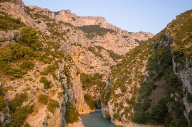 Bu manzara fotoğrafı Avrupa 'da, Fransa' da, Provence Alpes Cote dAzur 'da yaz mevsiminde çekilmiştir. Güneşin altındaki Gorges du Verdon 'un panoramik manzarasını görüyoruz..