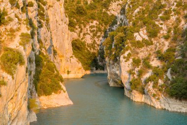 Bu manzara fotoğrafı Avrupa 'da, Fransa' da, Provence Alpes Cote dAzur 'da yaz mevsiminde çekilmiştir. Güneşin altında Les Gorges du Verdon 'u görebiliyoruz..