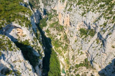 Bu manzara fotoğrafı Avrupa 'da, Fransa' da, Provence Alpes Cote dAzur 'da yaz mevsiminde çekilmiştir. Les Gorges du Verdon 'u yukarıdan, güneşin altından görebiliyoruz..