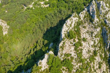 Bu manzara fotoğrafı Avrupa 'da, Fransa' da, Provence Alpes Cote dAzur 'da yaz mevsiminde çekilmiştir. Kırsal kesimde, güneşin altında ünlü Gorges du Verdon 'u görüyoruz..