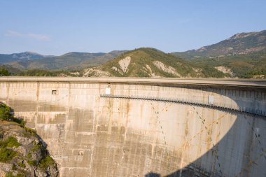 Bu manzara fotoğrafı Avrupa 'da, Fransa' da, Provence Alpes Cote dAzur 'da yaz mevsiminde çekilmiştir. Güneşin altındaki Barrage de Castillon 'u görebiliyoruz..
