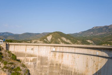 Bu manzara fotoğrafı Avrupa 'da, Fransa' da, Provence Alpes Cote dAzur 'da yaz mevsiminde çekilmiştir. Güneşin altındaki Barrage de Castillon 'u görebiliyoruz..
