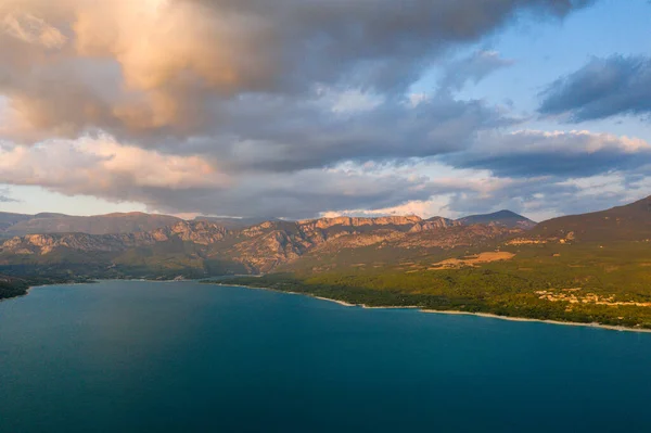 Bu manzara fotoğrafı Avrupa 'da, Fransa' da, Provence Alpes Cote dAzur 'da yaz mevsiminde çekilmiştir. Sainte-Croix Gölü 'nün güneşin altında etkileyici dağlarla çevrili olduğunu görüyoruz..