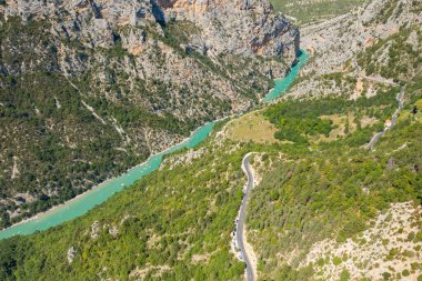 Bu manzara fotoğrafı Avrupa 'da, Fransa' da, Provence Alpes Cote dAzur 'da yaz mevsiminde çekilmiştir. Verdon Nehri 'ni yeşil dağlarda, güneşin altında görebiliriz..