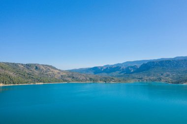 Bu manzara fotoğrafı Avrupa 'da, Fransa' da, Provence Alpes Cote dAzur 'da yaz mevsiminde çekilmiştir. Sainte-Croix Gölü 'nü ve onun yeşil kırsalını, güneşin altında görebiliriz..