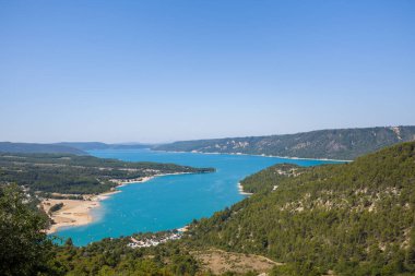 Bu manzara fotoğrafı Avrupa 'da, Fransa' da, Provence Alpes Cote dAzur 'da yaz mevsiminde çekilmiştir. Sainte-Croix Gölü 'nün panoramik manzarasını ve onun yeşil kırsalını, güneşin altında görüyoruz..
