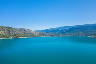Bu manzara fotoğrafı Avrupa 'da, Fransa' da, Provence Alpes Cote dAzur 'da yaz mevsiminde çekilmiştir. Sainte-Croix Gölü 'nü görüyoruz, güneşin altında..