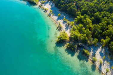Bu manzara fotoğrafı Avrupa 'da, Fransa' da, Provence Alpes Cote dAzur 'da yaz mevsiminde çekilmiştir. Sainte-Croix Gölü 'nü gökyüzünden, güneşin altında görüyoruz..