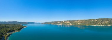 Bu manzara fotoğrafı Avrupa 'da, Fransa' da, Provence Alpes Cote dAzur 'da yaz mevsiminde çekilmiştir. Sainte-Croix Gölü ve kırsalının panoramik manzarasını görüyoruz, güneşin altında..