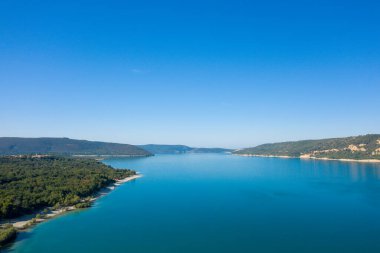 Bu manzara fotoğrafı Avrupa 'da, Fransa' da, Provence Alpes Cote dAzur 'da yaz mevsiminde çekilmiştir. Güneşin altındaki ünlü Sainte-Croix Gölü 'nü görüyoruz..