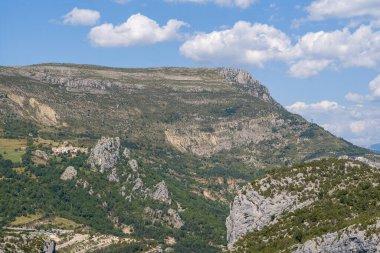 Bu manzara fotoğrafı Avrupa 'da, Fransa' da, Provence Alpes Cote dAzur 'da yaz mevsiminde çekilmiştir. Verdon Boğazı 'nın etrafındaki dağları, güneşin altındaki.