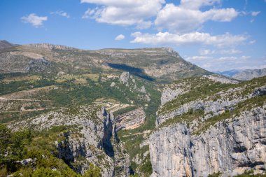 Bu manzara fotoğrafı Avrupa 'da, Fransa' da, Provence Alpes Cote dAzur 'da yaz mevsiminde çekilmiştir. Dik kayalıkları ve Verdon Boğazı 'nın kırsalını görüyoruz. Güneşin altında..