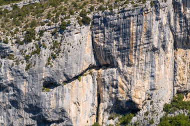 Bu manzara fotoğrafı Avrupa 'da, Fransa' da, Provence Alpes Cote dAzur 'da yaz mevsiminde çekilmiştir. Güneşin altındaki Gorges du Verdon 'daki kayalıkları ve bazı ağaçları görebiliyoruz..