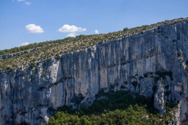 Bu manzara fotoğrafı Avrupa 'da, Fransa' da, Provence Alpes Cote dAzur 'da yaz mevsiminde çekilmiştir. Güneşin altındaki Verdon Boğazı 'nın kayalıklarını görüyoruz..