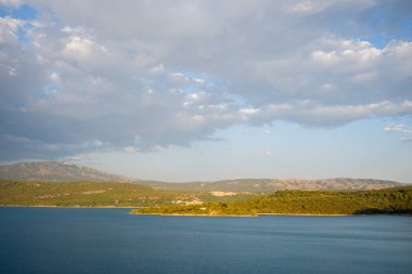 Bu manzara fotoğrafı Avrupa 'da, Fransa' da, Provence Alpes Cote dAzur 'da yaz mevsiminde çekilmiştir. Sainte-Croix Gölü 'nü bulutların altında, güneşin altında görüyoruz..