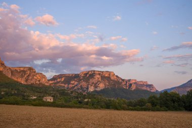 Bu manzara fotoğrafı Avrupa 'da, Fransa' da, Provence Alpes Cote dAzur 'da yaz mevsiminde çekilmiştir. Alpes-de-Haute-Provence kırsalını, buğday tarlalarıyla, güneşin altında görüyoruz..