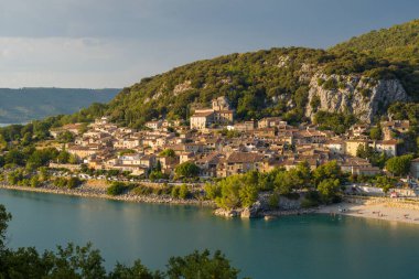 Bu manzara fotoğrafı Avrupa 'da, Fransa' da, Provence Alpes Cote dAzur 'da yaz mevsiminde çekilmiştir. Bauduen şehrini görebiliyoruz, güneşin altında..