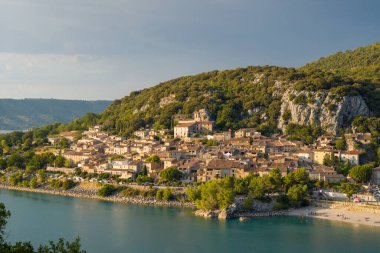 Bu manzara fotoğrafı Avrupa 'da, Fransa' da, Provence Alpes Cote dAzur 'da yaz mevsiminde çekilmiştir. Bauduen kasabasını, Sainte Croix Gölü kıyısındaki tepesinde, güneşin altında görüyoruz..