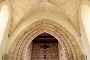 Bu manzara fotoğrafı yazın Avrupa, Fransa, Normandiya 'da Veules les Roses yakınlarında çekildi. Geleneksel Fransız köyü Saint Sylvain 'ın kilisesinin giriş kapısını görüyoruz, güneşin altında..