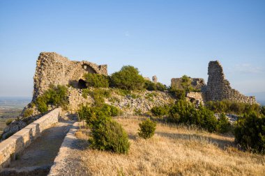 Bu manzara fotoğrafı Avrupa 'da, Fransa' da, Occitanie 'de, Doğu Pireneler' de, yazın çekildi. Chateau de Opoul Perillos 'a giden yolu görüyoruz, güneşin altında..