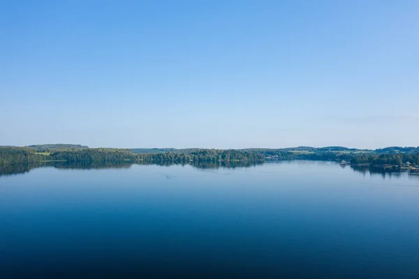 Bu manzara fotoğrafı Avrupa, Fransa, Burgundy, Nievre, Morvan 'da çekildi. Güneşin altında, Settons Gölü 'nün panoramik manzarasını görüyoruz..